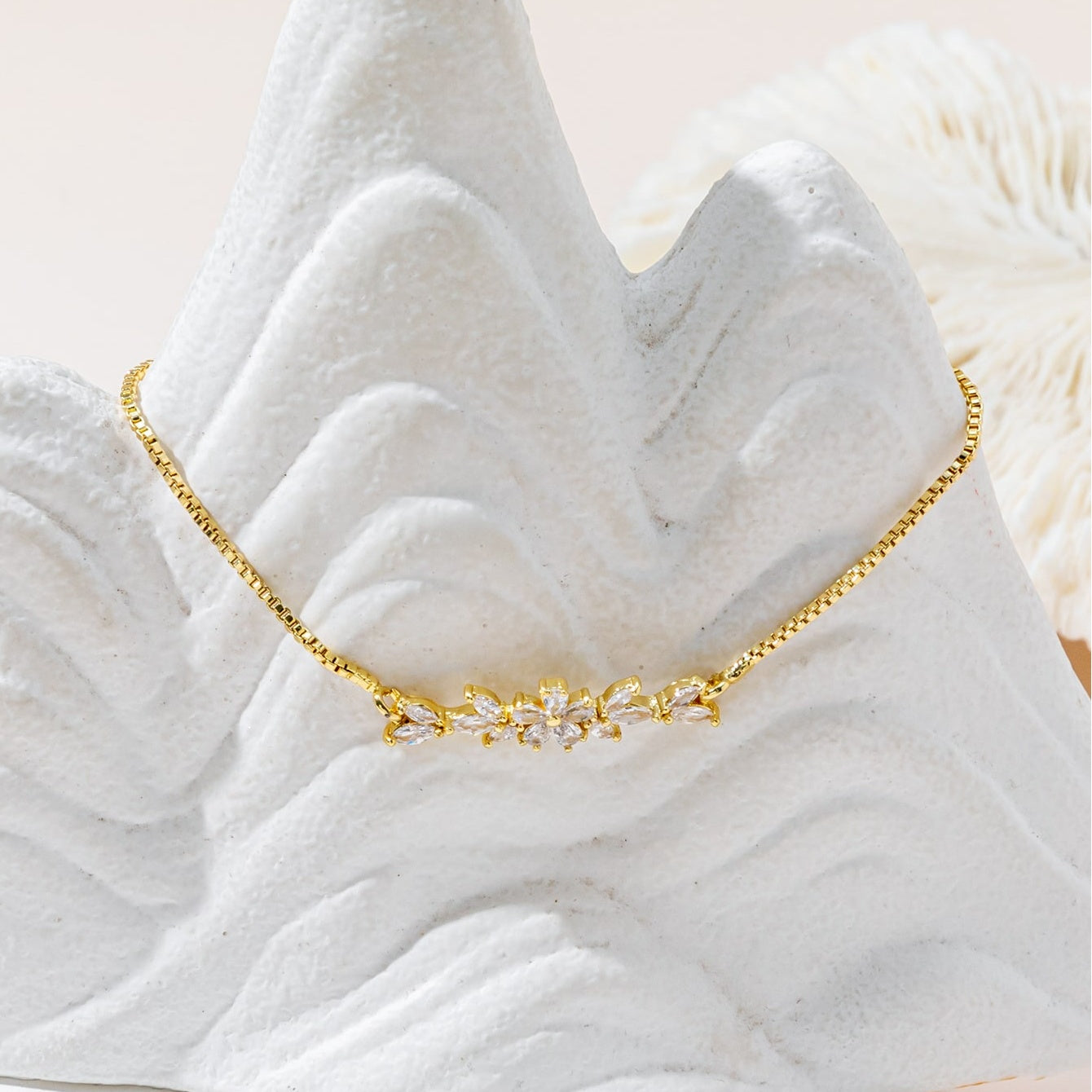 1pcs Fashionable Zircon Bracelet Silver Flower Leaf Drawstring Design Chain Inlaid Gold-plated Bracelet Suitable For Women's Daily Holiday Wear